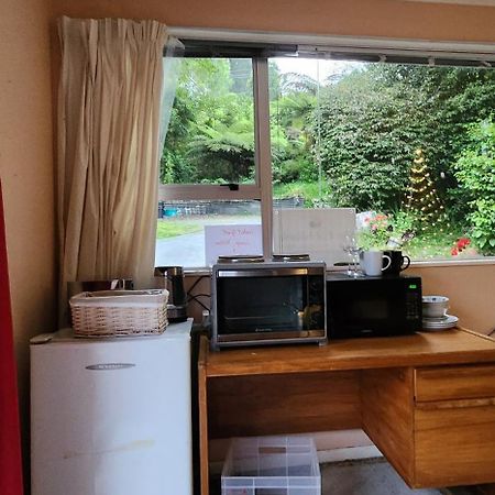 The Treehut At The Rabbithole, Upper Hutt Hotel Akatarawa Bagian luar foto
